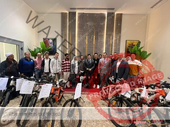 وزير الشباب والرياضة يسلم دراجات الفائزين بمسابقة "30 عجلة × 30 يوم"