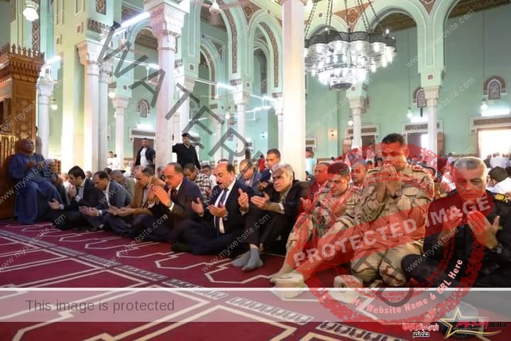 محافظ أسوان يؤدى صلاة عيد الفطر المبارك بمسجد بدر بالطابية