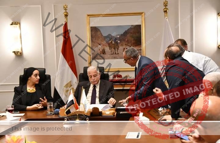 محافظ جنوب سيناء يبحث الاستعدادات لافتتاح عدد من المشروعات التنموية والخدمية بشرم الشيخ