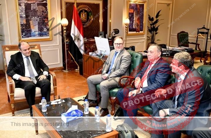 وزير التجارة والصناعة يبحث مع ممثلي شركتين نمساوية وتشيكية خطط انشاء مشروع مشترك لإنتاج سيانيد الصوديوم في مصر