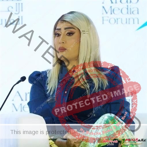غادة عبد الرازق بباروكة صفراء في منتدى الإعلام العربي