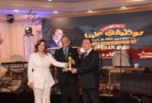 تكريم القنصل الصيني بالإسكندرية " يانج يي"  بـ الحفل السنوي لـ جريدة عالم النجوم هيلتون كورنيش النيل