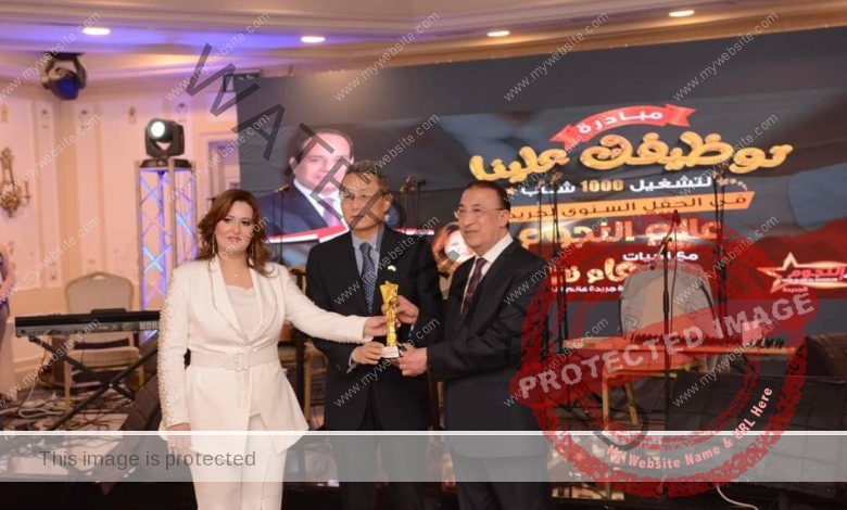 تكريم القنصل الصيني بالإسكندرية " يانج يي"  بـ الحفل السنوي لـ جريدة عالم النجوم هيلتون كورنيش النيل