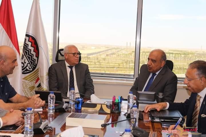 عصمت يستقبل محافظ بورسعيد لبحث مستجدات الأعمال والتعاون فى استثمار الأصول المملوكة للشركات التابعة فى نطاق المحافظة