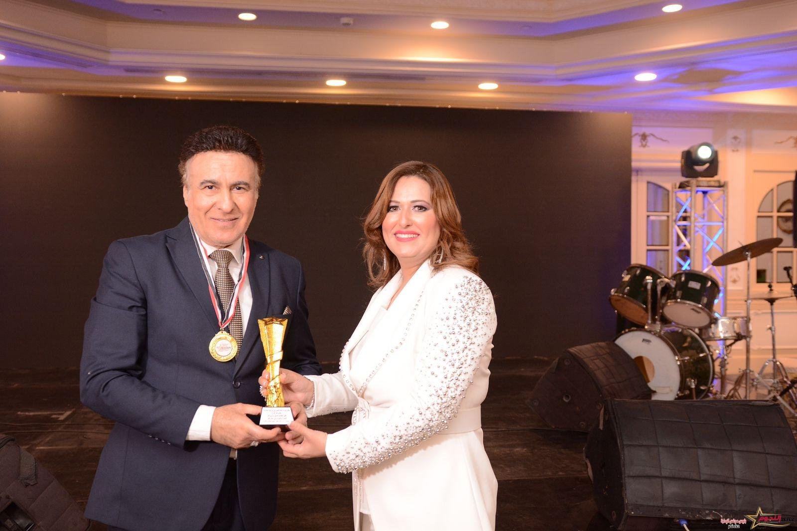 طارق الدسوقي يخطف الأضواء في احتفالية عالم النجوم ويبهر الحضور بمهارته في تقديم الحفل