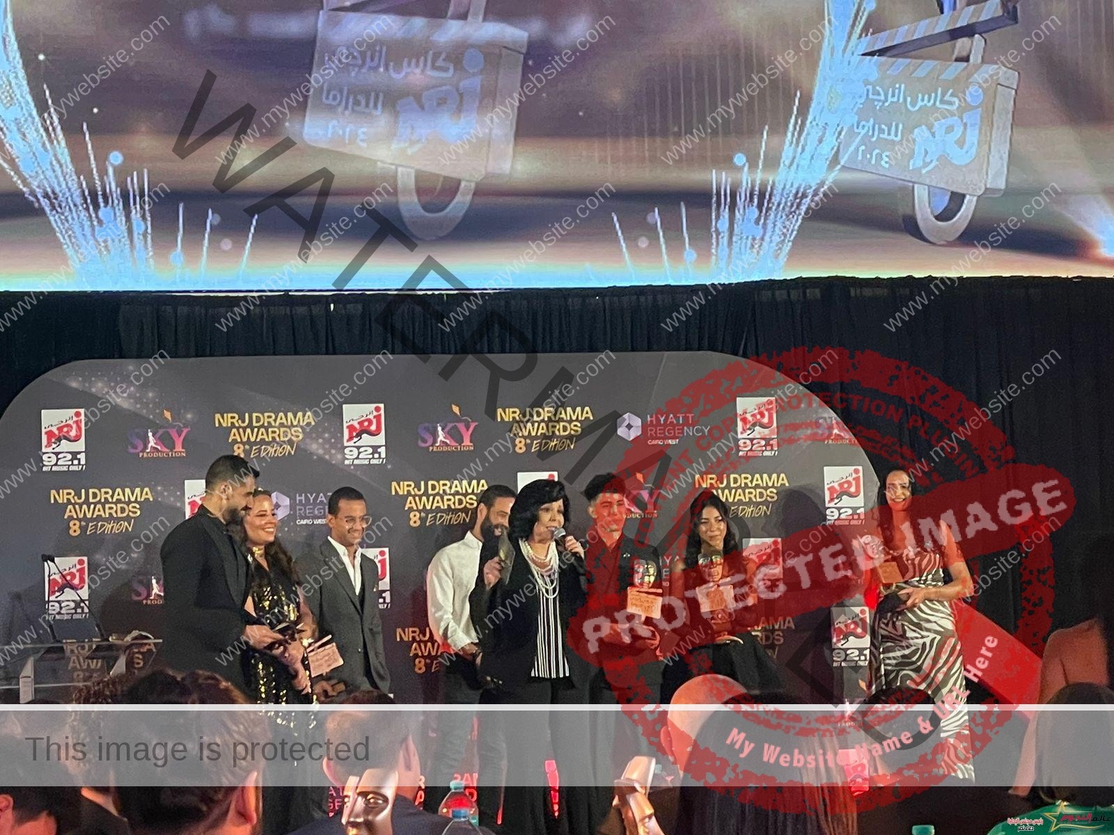 إسعاد يونس تقدم جوائز أبطال مسلسل كامل العدد+١ في حفل كأس إنرجي للدراما