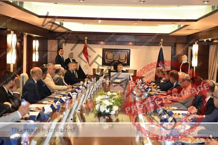 رئيس قناة السويس ورئيس الهيئة الاقتصادية يشهدان توقيع عقد بين شركة "انتيبوليوشن إيجيبت" والشركة المصرية للتوريدات