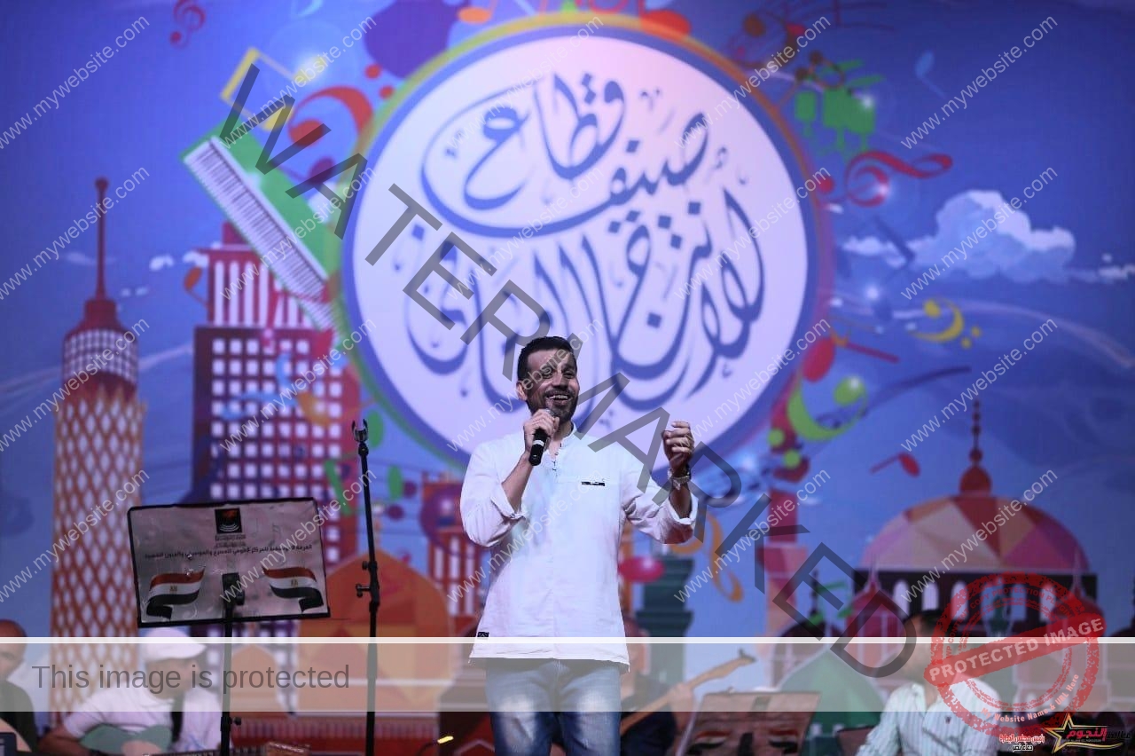 غناء "ماهر محمود" يجذب أنظار جمهور ساحة الهناجر فى صيف الإنتاج الثقافي