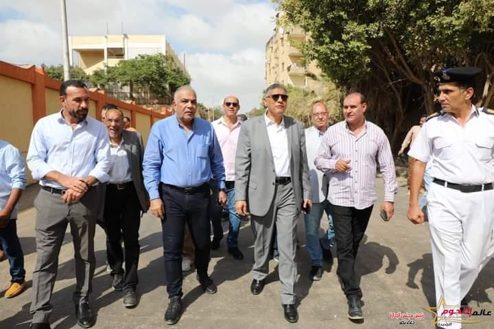 محافظ الجيزة يشهد عملية رصف شارع مدرسة يوسف الصديق بحدائق الاهرام باستخدام مواد تكنولوجية حديثة