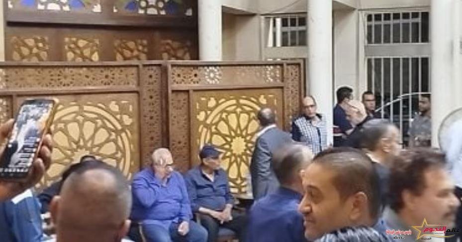 سامح الصريطي ومحمد رياض من عزاء زوجة إسماعيل فرغلي