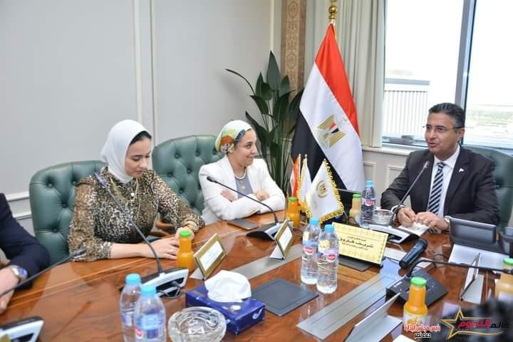 فاروق يشهد مراسم توقيع بروتوكول تعاون بين وزارة التموين والتجارة الداخلية ممثلة في الشركة القابضة للصناعات الغذائية ومؤسسة حياة كريمة