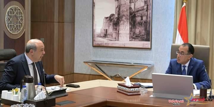 رئيس الوزراء يتابع مع وزير الطيران المدني موقف تطوير مطاري "برج العرب" و"العلمين الدولي"
