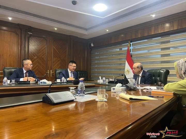 وزير الطيران المدني يلتقي مسئولي شركة هواوي العالمية لبحث فرص التعاون في مجال تطوير البنية التحتية الرقمية بقطاع الطيران