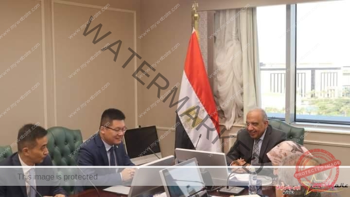 وزير الكهرباء والطاقة المتجددة يبحث مع شركة هواوي الصينية توطين صناعة المهمات ووسائل الاتصال والتكامل بين العدادات 