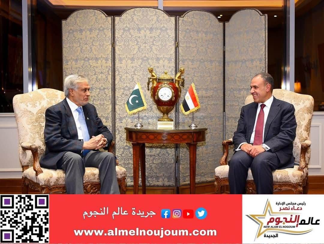 وزير الخارجية والهجرة يلتقي بنائب رئيس وزراء ووزير خارجية باكستان