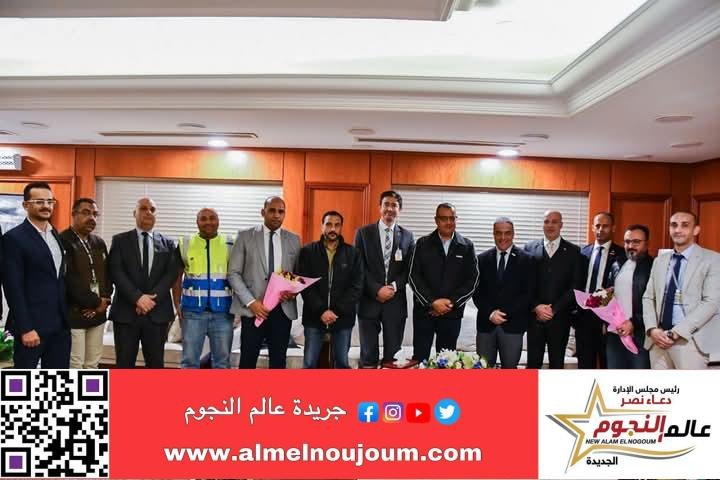 محافظ جنوب سيناء يهدي باقات الزهور لاطقم العمل بمطار شرم الشيخ الدولي