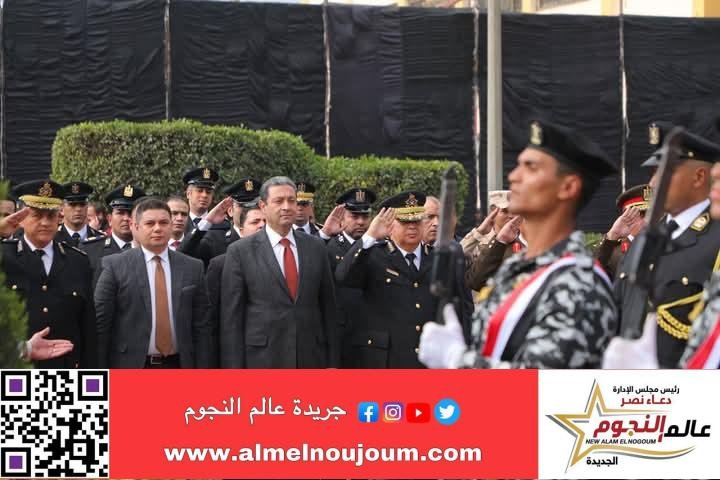 محافظ دمياط يضع إكليل الزهور على النصب التذكارى للشهداء احتفالاً بالعيد الـ 73 للشرطة المصرية
