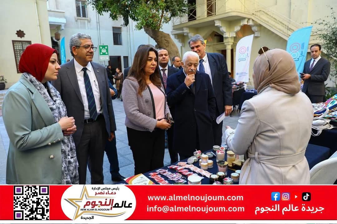 د. منال عوض وعميد كلية التعليم المستمر ومستشار الجامعة الأمريكية يفتتحون معرض " أيادي مصر "