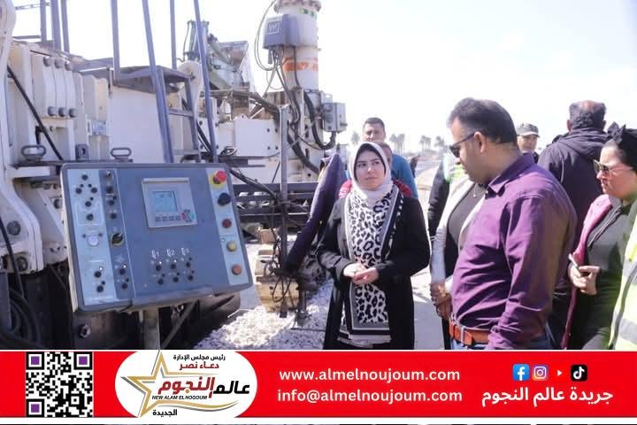 نائب محافظ دمياط تتابع أعمال الرصف الخرساني لحارة الشاحنات على الطريق الدولي الساحلي