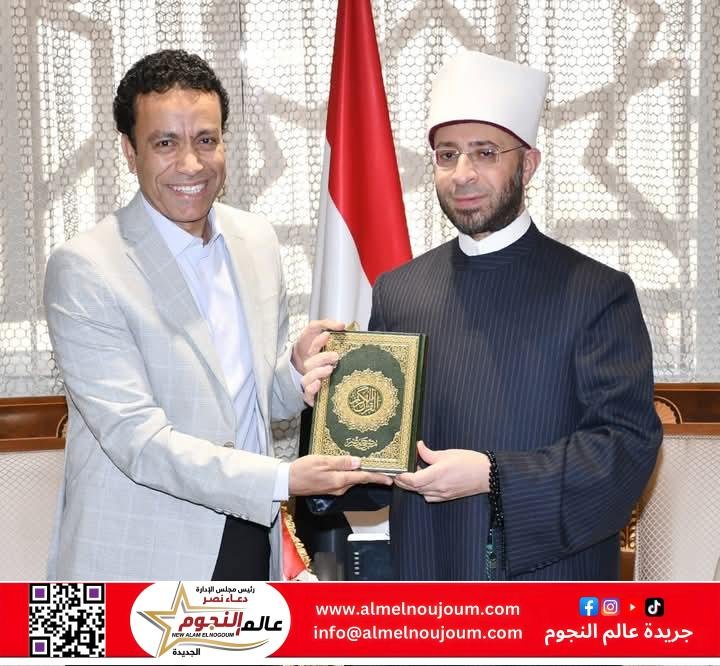 وزير الأوقاف يكرِّم الفنان القدير سامح حسين