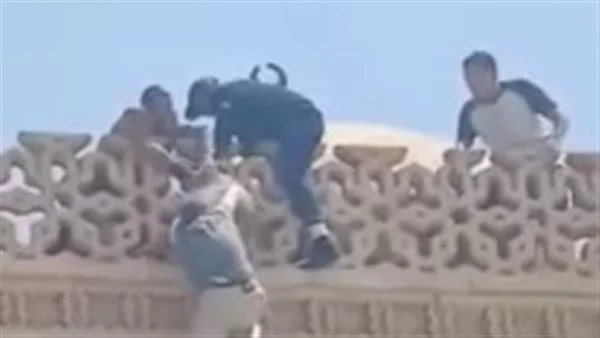 شاب يهدد بإلقاء نفسه من أعلى الجامع الأزهر.. والأهالي يتدخلون في اللحظة الأخيرة