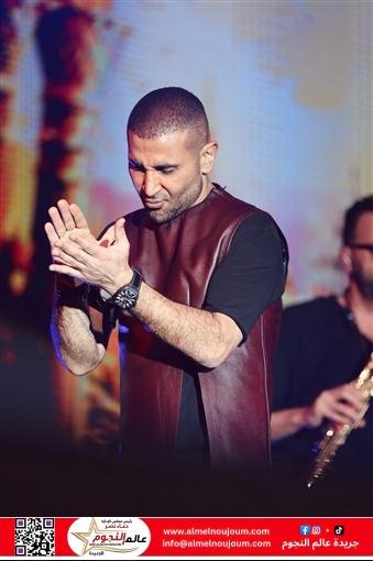 أحمد سعد يتألق بإطلالة كاجوال في دبي.. الساعة والـVest يتجاوزان 900 ألف جنيه