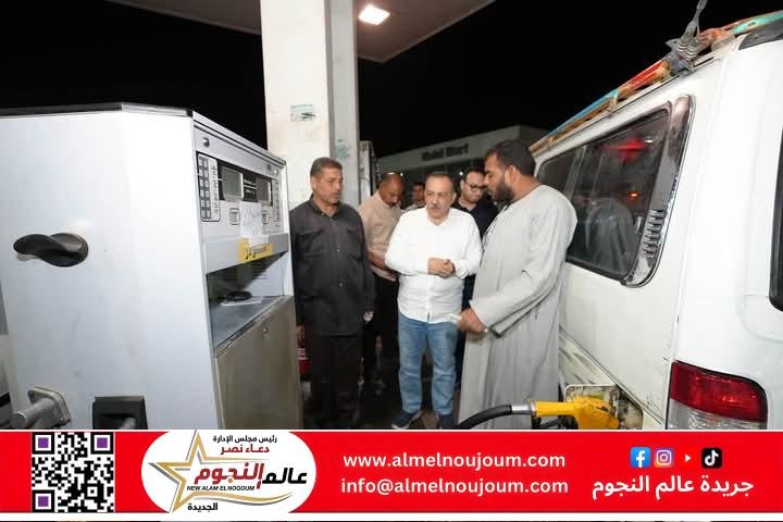 محافظ أسيوط يواصل جولاته الميدانية لمتابعة مواقف السرفيس ومحطات الوقود