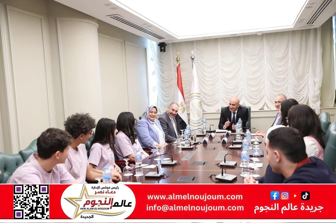 وزير التربية والتعليم يلتقي ممثلين لطلاب مدارس النيل الدولية.. ويستمع لآرائهم حول نظام الدراسة