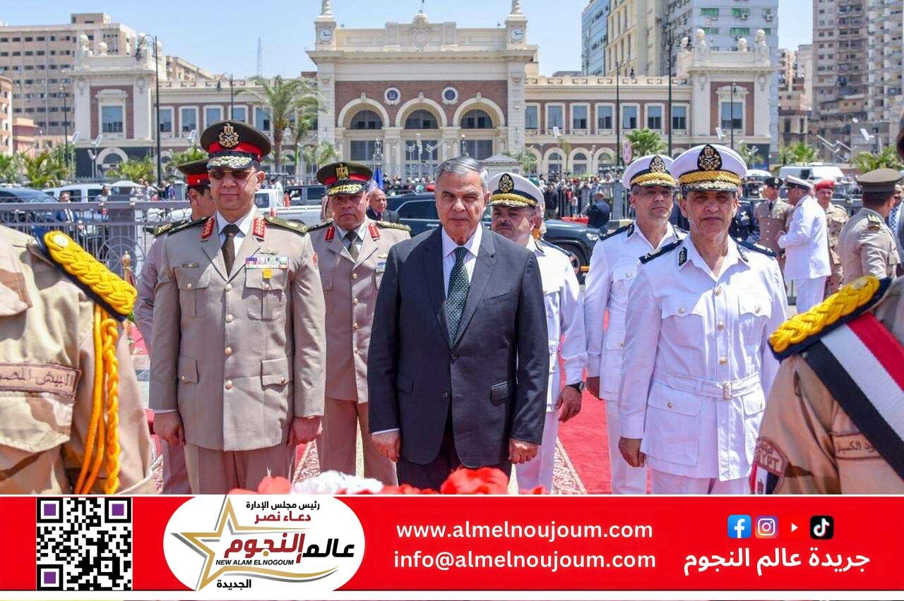محافظ الإسكندرية يضع إكليل الزهور على النصب التذكاري لشهداء الوطن في ذكرى تحرير سيناء
