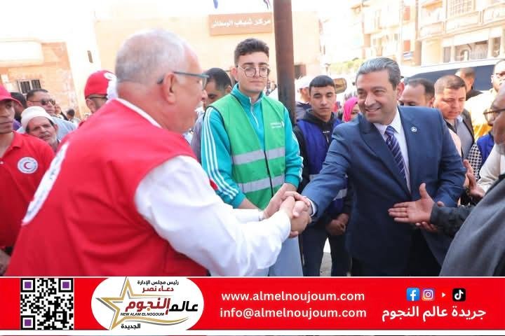 محافظ دمياط يزور قرية الوسطاني ويشهد توزيع المساعدات على المواطنين المتضررين من الأمطار