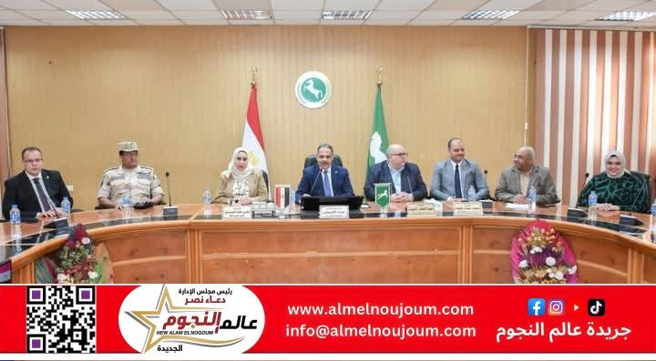 محافظ الشرقية يُسلم ملابس الإحرام وتأشيرات السفر الخاصة بحجاج الجمعيات الأهلية موسم 1446هـ / 2025 م