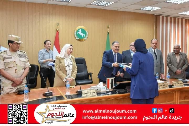 محافظ الشرقية يُسلم ملابس الإحرام وتأشيرات السفر الخاصة بحجاج الجمعيات الأهلية موسم 1446هـ / 2025 م