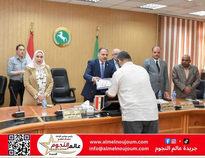 محافظ الشرقية يُسلم ملابس الإحرام وتأشيرات السفر الخاصة بحجاج الجمعيات الأهلية موسم 1446هـ / 2025 م