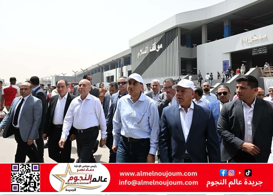 رئيس الوزراء يقطع خط سير الجولة لتفقد موقف السلام النموذجي الجديد