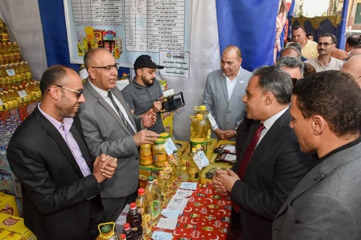 محافظ الشرقية يفتتح معرض بيع السلع والمواد الغذائية بأسعار مخفضة بميدان التحرير بمدينة بالزقازيق 