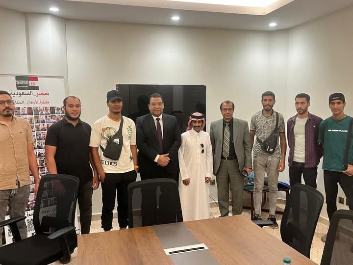 وزير العمل يعلن عن تطورات إيجابية بشأن العامل الذي تعرض لتعنيف من جانب صاحب عمل سعودي 3 وزير العمل يعلن عن تطورات إيجابية بشأن العامل الذي تعرض لتعنيف من جانب صاحب عمل سعودي