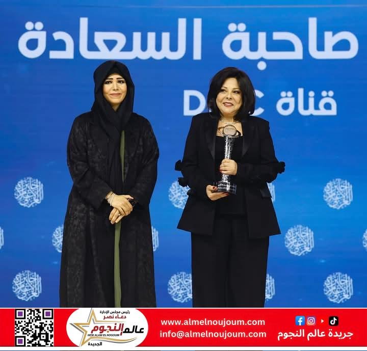 إسعاد يونس تُهدي جائزة "أفضل برنامج ثقافي" لأسرة "صاحبة السعادة" في قمة الإعلام العربي