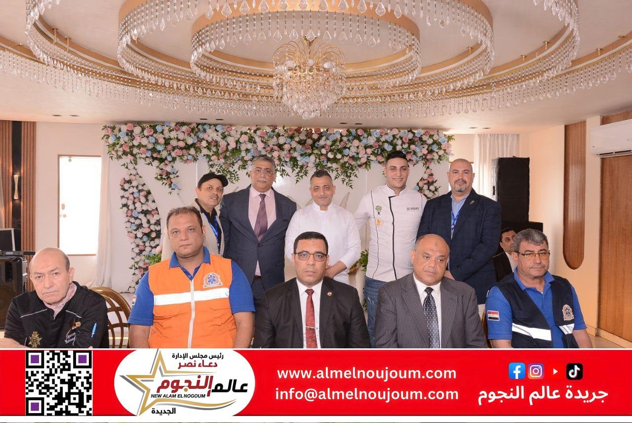 حقق المنتدى التثقيفي التدريبي، الذي أُقيم اليوم بقاعة بيراميزا في مدينة المنصورة، نجاحًا لافتًا وسط أجواء مميزة من التفاعل والحضور القوي، وذلك تحت رعاية معالي الوزير محمد جبران، وزير العمل، ومعالي اللواء طارق مرزوق، محافظ الدقهلية. وشهد المنتدى حضور المستشار أحمد رجائي، وكيل وزارة العمل بمحافظة الدقهلية، ومستر محمد إبراهيم الجندي، رئيس اللجنة النقابية، إلى جانب الشيف ياسر شاكر، مدير تنظيم المؤتمرات الخاصة بنقابة السياحة والفنادق بمحافظة الدقهلية، والذي قاد فريق تنظيم متميز ساهم في خروج المنتدى بأعلى درجات الاحترافية والتنظيم. كما حضر المنتدى نخبة من الشيفات البارزين، منهم: الشيف فرج علي الشيف الكبير محمد سليمان الشيف ياسر شاكر الدكتور منتصر مسعود وتشرف المنتدى بحضور شخصية قيادية ووطنية خدومة، تمثلت في الأستاذ Mohamed Elgendy، رئيس نقابة العاملين بالسياحة والفنادق بمحافظة الدقهلية، الذي لعب دورًا محوريًا في دعم وتنظيم الحدث. وتضمن المنتدى جلسات تدريبية وتثقيفية هدفت إلى رفع كفاءة العاملين بقطاع السياحة والفنادق، وتبادل الخبرات بين المشاركين، مما يعكس حرص الدولة والنقابة على دعم هذا القطاع الحيوي. ويُعد هذا المنتدى خطوة إيجابية نحو تعزيز دور التدريب المهني في دعم قطاع السياحة والفنادق، حيث أتاح للمشاركين فرصة للتعرف على أحدث الأساليب والخبرات العملية في مجالات الطهي والخدمة الفندقية. وأشاد الحضور بالتنظيم الراقي والمحتوى الثري، مؤكدين أهمية استمرار هذه المبادرات التي تسهم في بناء كوادر مؤهلة ومدربة تواكب تطورات سوق العمل.