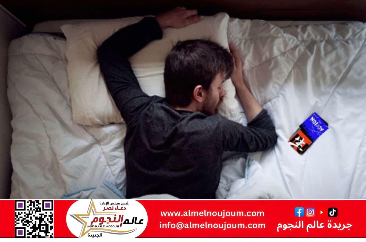 احذر النوم بجوار الهاتف المحمول.. مخاطر صامتة تهدد صحتك