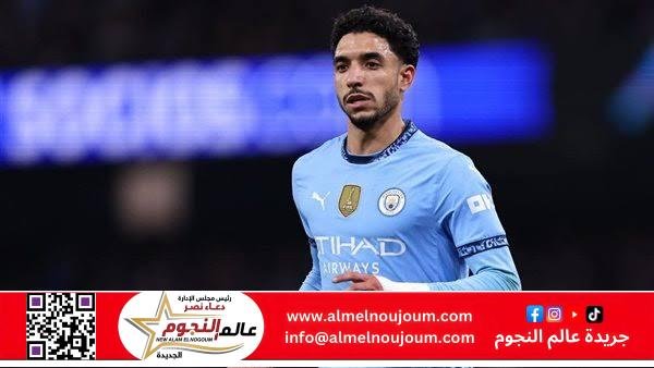 مرموش يهدر ركلة جزاء في نهائي كأس الاتحاد.. ومان سيتي يتأخر أمام كريستال بالاس في لقطة مثيرة، أهدر النجم المصري عمر مرموش، مهاجم مانشستر سيتي، ركلة جزاء خلال مواجهة فريقه أمام كريستال بالاس، التي تقام حاليًا على ملعب "ويمبلي" في نهائي بطولة كأس الاتحاد الإنجليزي، حيث يتأخر السيتي بهدف دون رد. وكان النجم النرويجي إيرلينج هالاند قد منح الكرة لمرموش لتسديد ركلة الجزاء التي حصل عليها الفريق، إلا أن الحارس دين هندرسون تألق وتصدى لها ببراعة في الدقيقة 36. وجاء تشكيل مانشستر سيتي في المباراة كالتالي: أورتيجا، أكانجي، دياز، جفارديول، نيكو أوريلي، برناردو سيلفا، كيفن دي بروين، سافينيو، عمر مرموش، دوكو، وإيرلينج هالاند. ويحلم عمر مرموش بحصد أول ألقابه مع مانشستر سيتي، الذي انضم إليه خلال فترة الانتقالات الشتوية الماضية، قادمًا من آينتراخت فرانكفورت الألماني مقابل 75 مليون يورو. وبلغت حصيلة عمر مرموش التهديفية في الدوري الإنجليزي الممتاز حتى الآن 6 أهداف، منذ انضمامه إلى السيتي في الميركاتو الشتوي الماضي، وسجل إجمالاً 7 أهداف وقدّم 3 تمريرات حاسمة في 19 مباراة مع الفريق السماوي بمختلف البطولات. وسجل مرموش 3 أهداف في مرمى نيوكاسل يونايتد، وهدفًا في شباك برايتون، وآخر أمام ليستر سيتي، وهدفًا ضد كريستال بالاس، إلى جانب هدف أمام بورنموث في ربع نهائي كأس الاتحاد الإنجليزي. ويتطلع مانشستر سيتي لإنقاذ موسمه بالتتويج بالبطولة المحلية الوحيدة المتبقية له، بعد خروجه من دوري أبطال أوروبا من دور الـ16 أمام ريال مدريد، وخسارته كأس الرابطة وسباق لقب الدوري الإنجليزي الممتاز. كما يسعى الفريق لتجنب أول موسم صفري له منذ تولي بيب جوارديولا القيادة الفنية في موسم 2016-2017، ويأمل في تأمين أحد المراكز الخمسة الأولى المؤهلة لدوري أبطال أوروبا، قبل جولتين من نهاية الموسم. ويُعد هذا اللقاء هو الثالث بين مانشستر سيتي وكريستال بالاس هذا الموسم، بعد تعادلهما 2-2 في "سيلهيرست بارك" في ديسمبر الماضي، وفوز السيتي 5-2 في مباراة الدور الثاني على ملعب "الاتحاد". ويطمح مانشستر سيتي في الفوز بكأس الاتحاد الإنجليزي للمرة الثامنة في تاريخه، بعدما تُوج بها لأول مرة عام 1904، ويأمل في التتويج باللقب المحلي للمرة الثالثة تحت قيادة جوارديولا، بعد موسمي 2018-2019 و2022-2023. وكان السيتي قد تأهل إلى النهائي بعد التغلب على أندية سالفورد سيتي، ليتون أورينت، بليموث أرجايل، بورنموث ونوتينجهام فورست، بينما بلغ كريستال بالاس النهائي للمرة الأولى منذ 2016 بعد تجاوز ستوكبورت كاونتي، دونكاستر روفرز، ميلوول، فولهام وأستون فيلا، علمًا بأنه لم يسبق له التتويج باللقب.