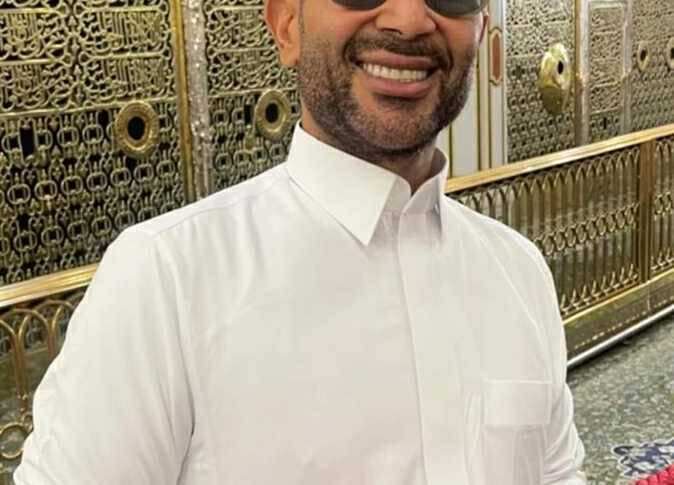 أحمد سعد يزور المسجد النبوي ويصلي في غار حراء.. ويبدأ رحلة إزالة الوشم