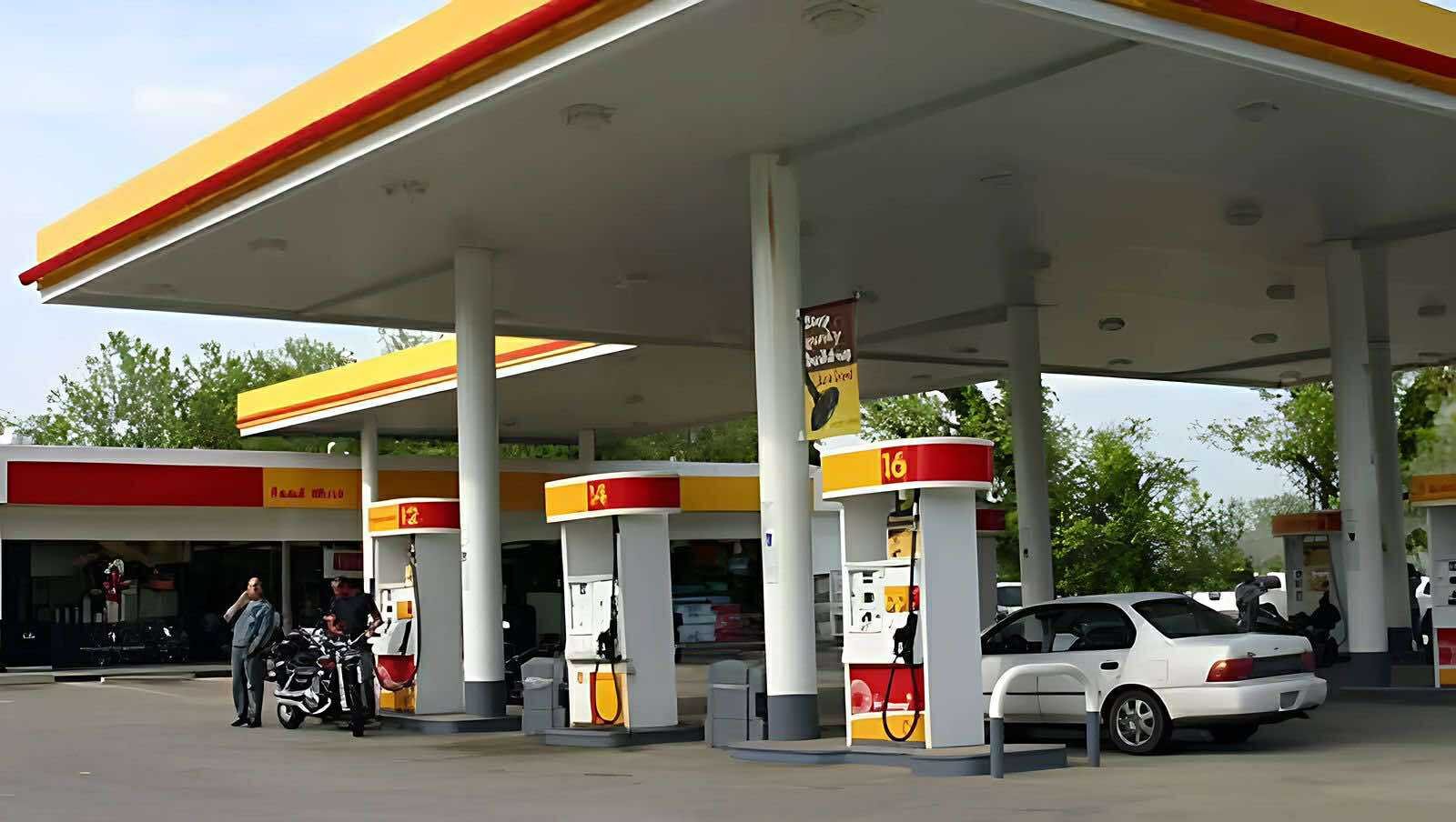 السيسي يوجه بمحاسبة المتسببين في أزمة البنزين المغشوش ويشدد على ضمان استقرار الكهرباء قبل الصيف