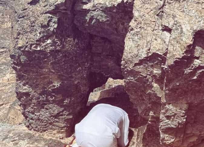 أحمد سعد يزور المسجد النبوي ويصلي في غار حراء.. ويبدأ رحلة إزالة الوشم