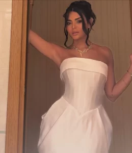 أسماء جلال تظهر بإطلالة جديدة من حفل زفاف أمينة خليل باليونان