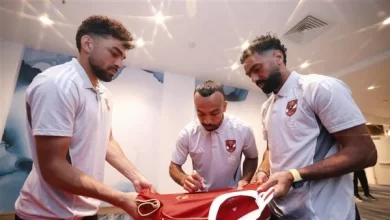 فيفا يحصل على توقيعات اللاعبين على قمصان الأهلي