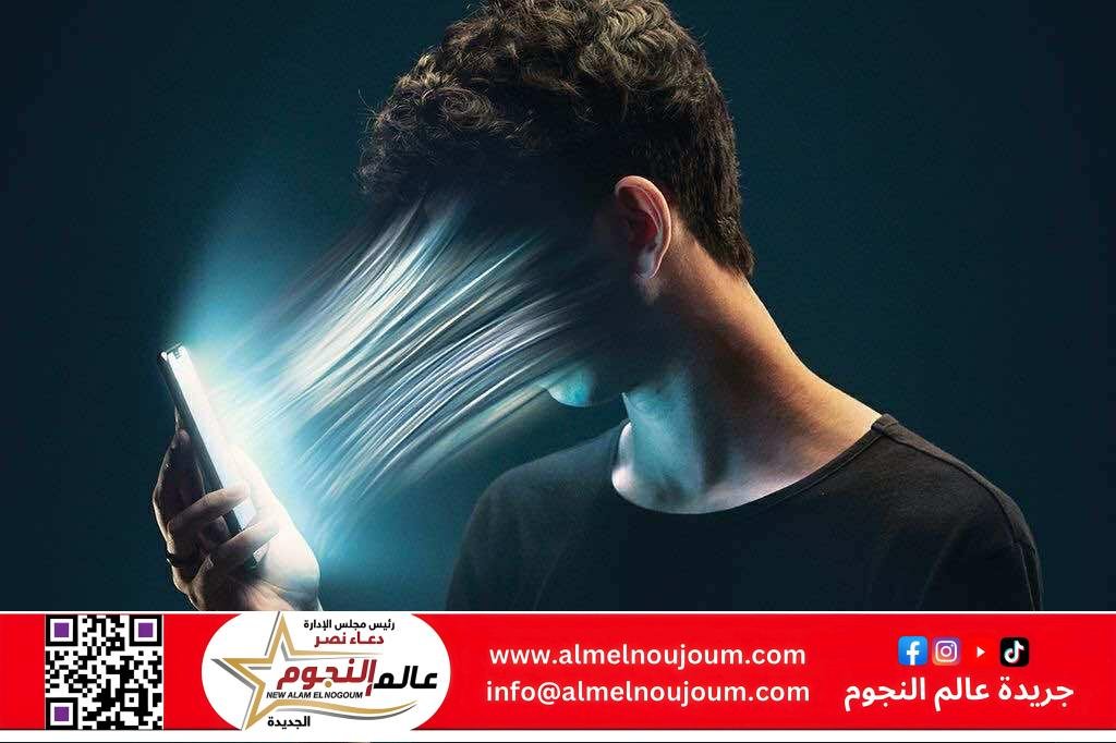 استخدام الموبايل في الظلام: عادة يومية قد تدمّر عينيك