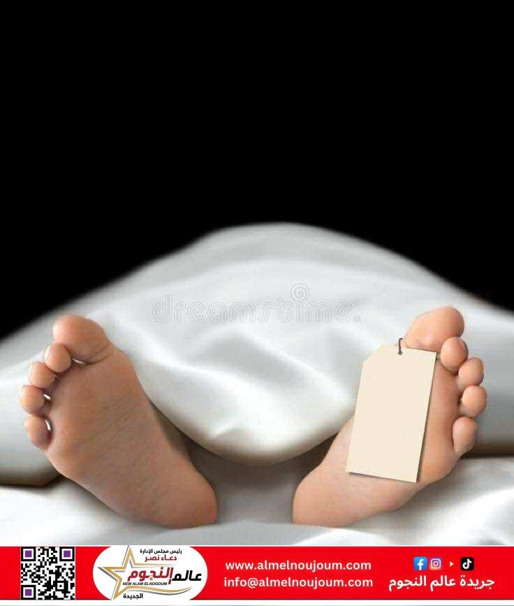 مصرع 3 أشخاص في مشاجرة مسلحة بسوهاج بسبب خلاف على قطعة أرض 1 مصرع 3 أشخاص في مشاجرة مسلحة بسوهاج بسبب خلاف على قطعة أرض شهد مركز جرجا بمحافظة سوهاج، اليوم، مشاجرة دامية بالأسلحة النارية راح ضحيتها ثلاثة أشخاص، إثر خلافات حادة على ملكية قطعة أرض. وتم نقل الجثث إلى مستشفيي سوهاج الجامعي الجديد والقديم. وتلقت الأجهزة الأمنية بمديرية أمن سوهاج، بقيادة اللواء صبري صالح عزب، مساعد وزير الداخلية ومدير الأمن، إخطارًا من اللواء محمود طه، مدير المباحث الجنائية، يفيد بوقوع مشاجرة وسقوط قتلى بمركز جرجا. وبالانتقال إلى موقع الحادث، تبيّن أن المشاجرة دارت بين طرفين، حيث ضم الطرف الأول كلًا من: • زياد ك.خ.ر.ش (25 عامًا)، عامل، أُصيب بطلق ناري بالصدر، وتوفي عقب وصوله إلى المستشفى. • الشحات ن.ا.س (21 عامًا)، عامل، أُصيب بطلق ناري بالبطن، وتوفي هو الآخر عقب نقله. • كمال خ.ر.ش (56 عامًا)، والد الأول، وحمادة (48 عامًا)، شقيق أحد الضحايا. أما الطرف الثاني فضم: • أحمد م.س.م (36 عامًا)، عامل، أُصيب بطلق ناري في منتصف الصدر، وتوفي متأثرًا بإصابته. • شقيقه حمادة (22 عامًا)، بالإضافة إلى أقاربهما: عامر م (34 عامًا)، عبد العزيز م (49 عامًا)، وخالد ا (55 عامًا)، وجميعهم مقيمون بدائرة المركز. تمكنت الأجهزة الأمنية من ضبط عدد من المتهمين وبحوزة كل من الطرفين أسلحة نارية يُعتقد استخدامها في الواقعة، وتم تبادل الاتهامات بين الطرفين بشأن التعدي والضرب وإطلاق الأعيرة النارية، وذلك نتيجة لخلاف على قطعة أرض يدّعي كل طرف ملكيته لها. وقد تم تحرير محضر بالواقعة، وأُحيل إلى النيابة العامة التي باشرت التحقيقات لكشف ملابسات الحادث ومحاسبة المتورطين.