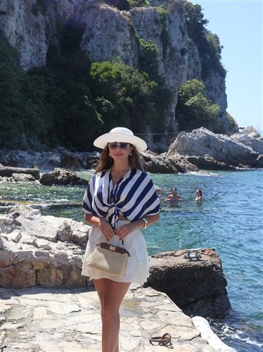 يارا السكري تتألق بإطلالة أنيقة على شاطئ البحر خلال إجازتها الصيفية