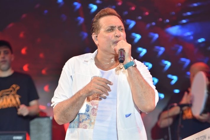 النجم حكيم يتألق في مهرجان "مراسي" ويشعل حماس الجمهور بحضوره المميز