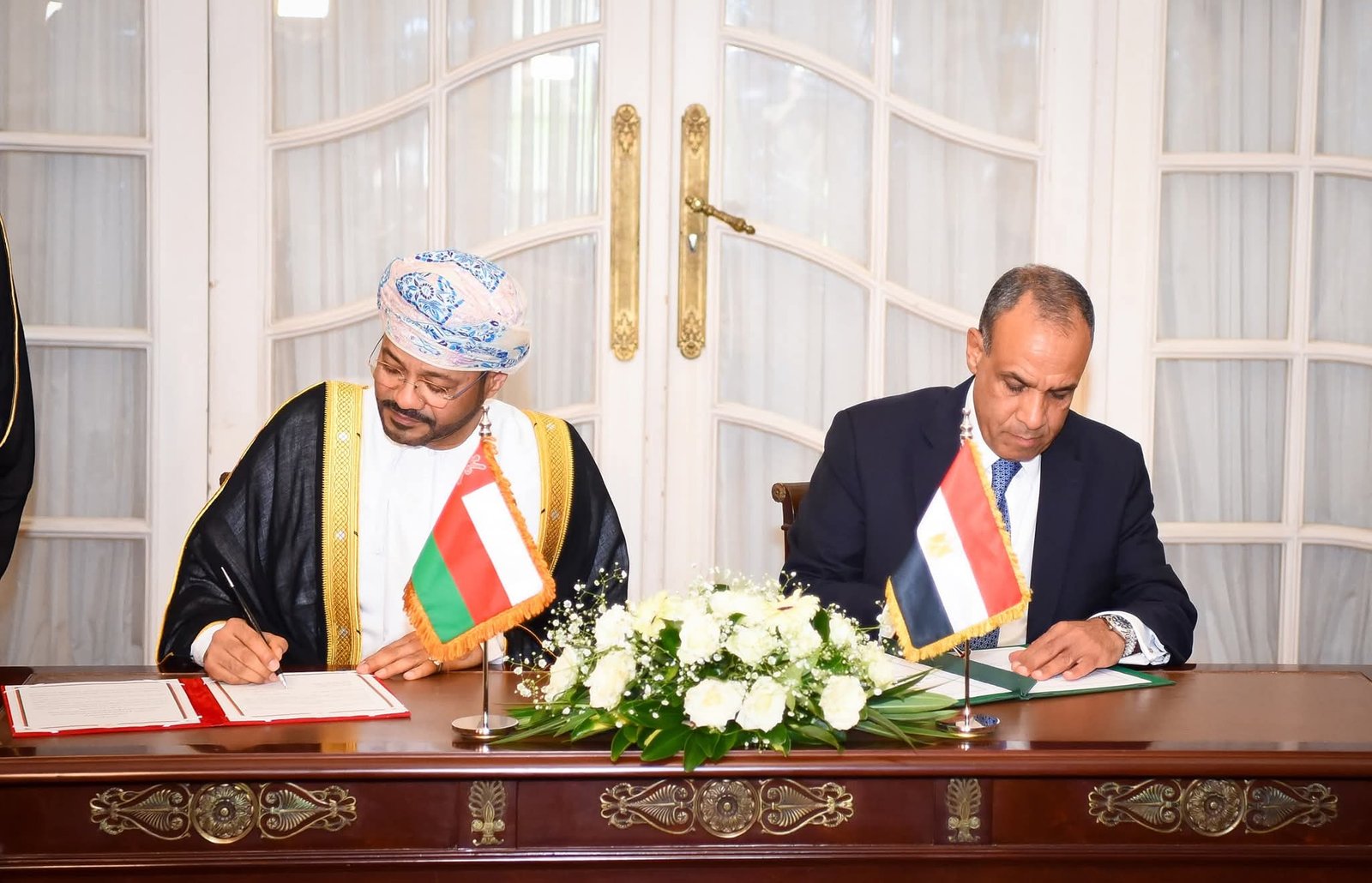 وزير الخارجية والهجرة يستقبل نظيره العُماني ويترأسان أعمال اللجنة المشتركة بالقاهرة